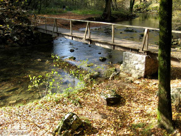 Pot čez brv nas vodi do hotela