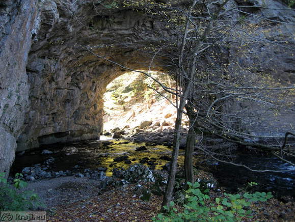Big Natural Bridge and river Rak