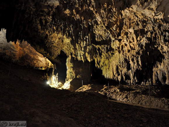 Spust med Veliko in Šumečo jamo