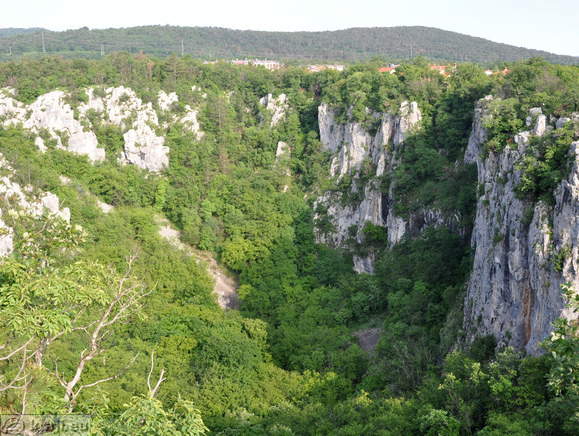 Strme stene na severni strani udornice Risnik