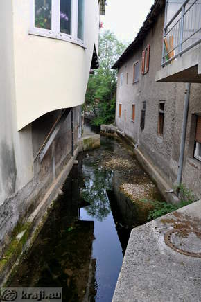 Potok Bistrica med stavbami v Ilirski Bistrici