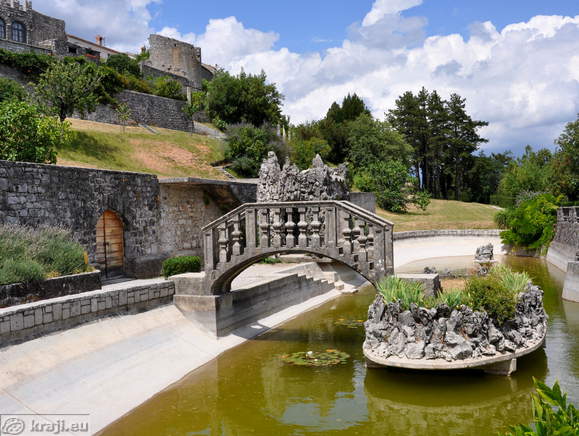 Mostiček na otoček v Ferrarijevem vrtu