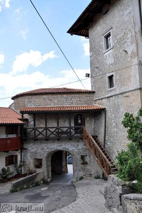 Main entrance in Stanjel