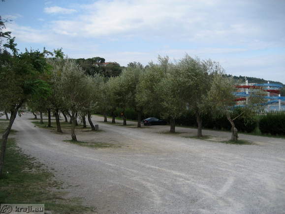 Parkirišče blizu plaže Simonovega zaliva