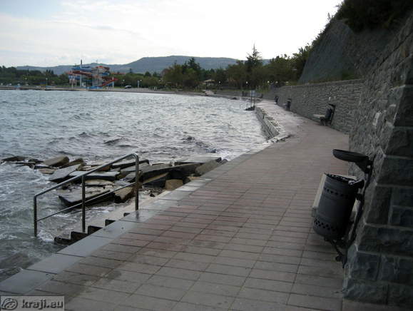 Sprehajalna pot ob zaliva