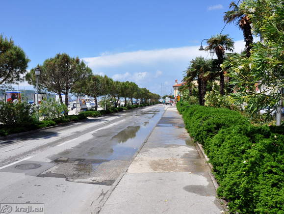 Road through Soncno nabrezje