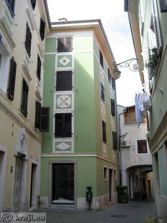 Stavba s simboli