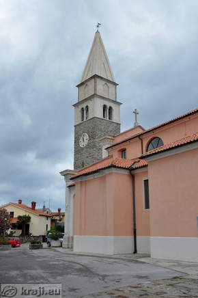 Trg svetega Mavra s cerkvijo