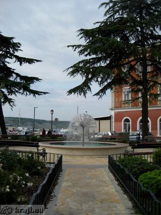 Path to the fountain