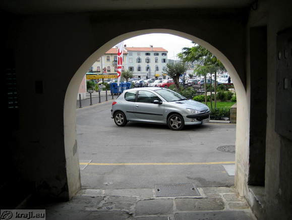 View of Veliki trg from passage to the Gramscijeva ulica Street