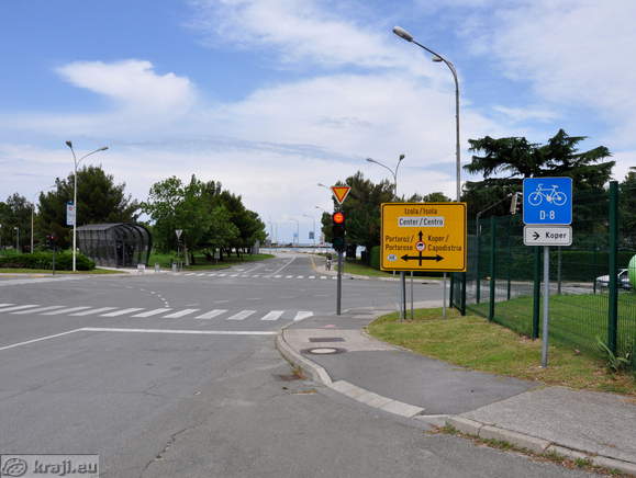 Križišče v Izoli, za smer Koper prečkajte cesto