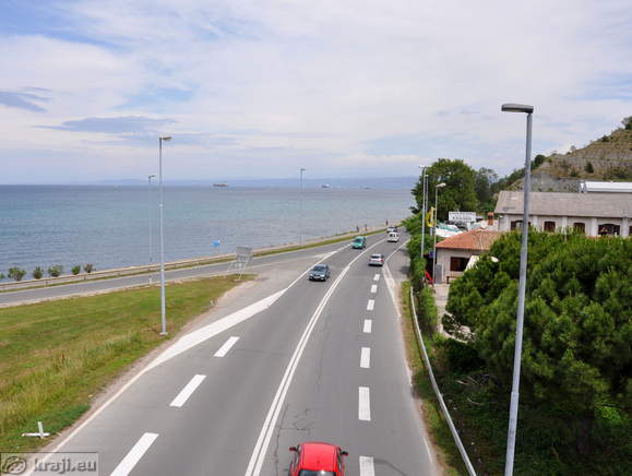 Pogled na cesto v smeri Kopra in kolesarsko pot ob obali