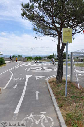 Prihod iz Izole, naravnost v center Kopra, desno proti Trstu