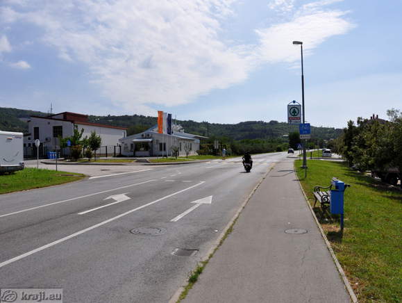 Odcep v levo za kolesarsko pot proti Portorožu/Strunjanu