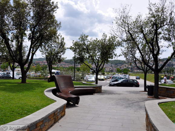 Park v smeri proti parkirišču v Kopru