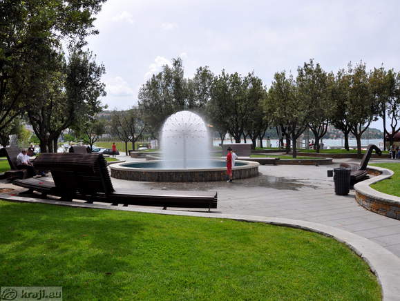Hlavatyjev park in morje v ozadju