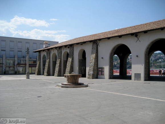 Taverna, Column of St. Justine and fountain