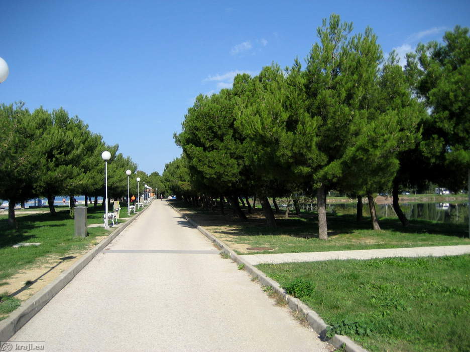 Promenade with Strunjan's Bay on left and Stjuza Lagoon on right
