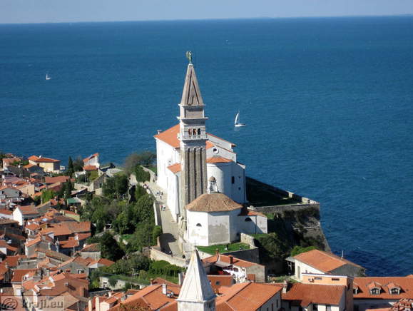 Pogled na cerkev sv. Jurija z mestnega obzidja