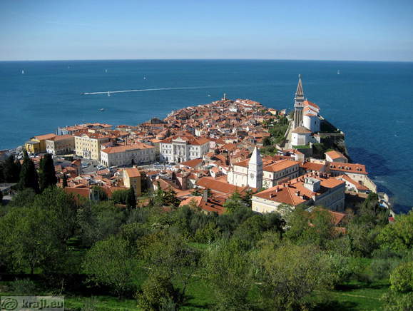 Pogled na Piran z mestnega obzidja