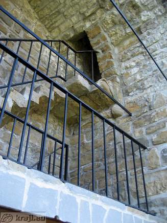 Stopnice na vrh stolpa mestnega obzidja