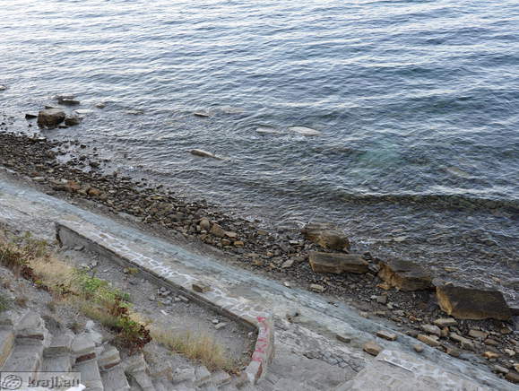 Prihod do plaže po stopnicah s smeri Pirana Prihod do plaže po stopnicah s smeri Pirana