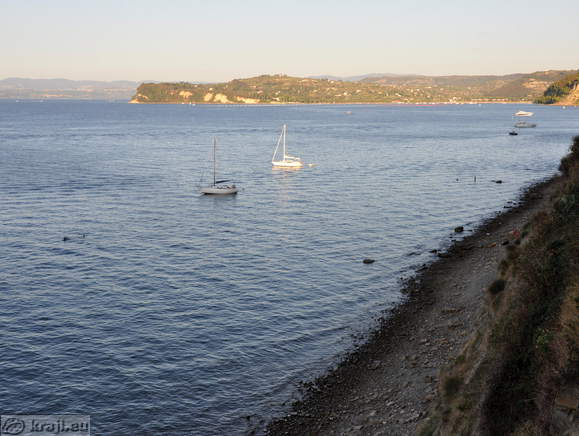 Plaža pri Piranu s pogledom proti Strunjanu Plaža pri Piranu s pogledom proti Strunjanu