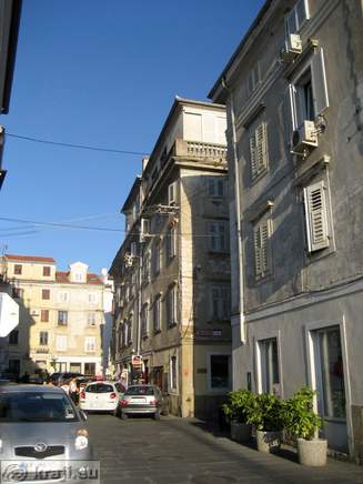 Pogled na Trg bratstva s smeri Cankarjevega nabrežja