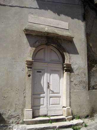 Portal v Kumarjevi ulici