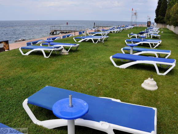 Ležaniki na plaži Grand Hotela Bernardin