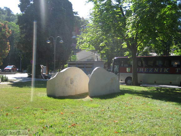 Skulptura pred avtobusno postajo v Portorožu