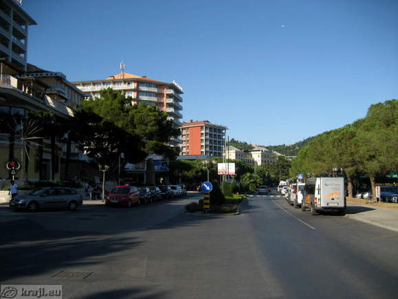 Pogled na obalno cesto s hoteli