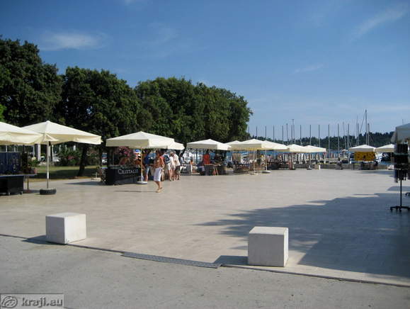 Stojnice med obalno cesto in plažo