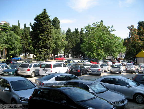 Večje parkirišče blizu portoroške plaže