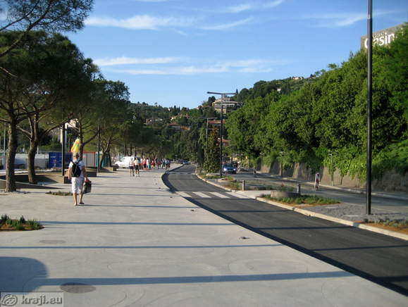 Promenada ob obalni cesti v Portorožu