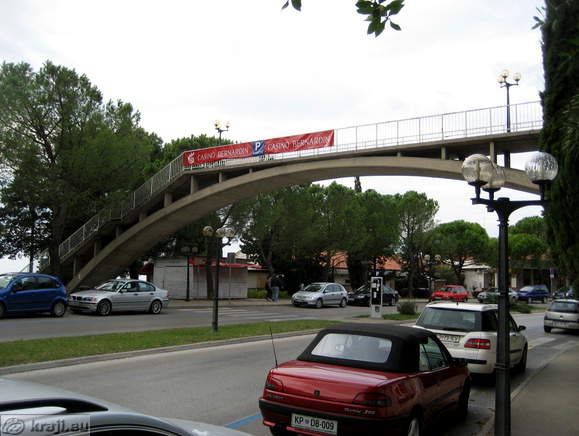 Most med Grand Hotelom Metropol in plažo v Portorožu