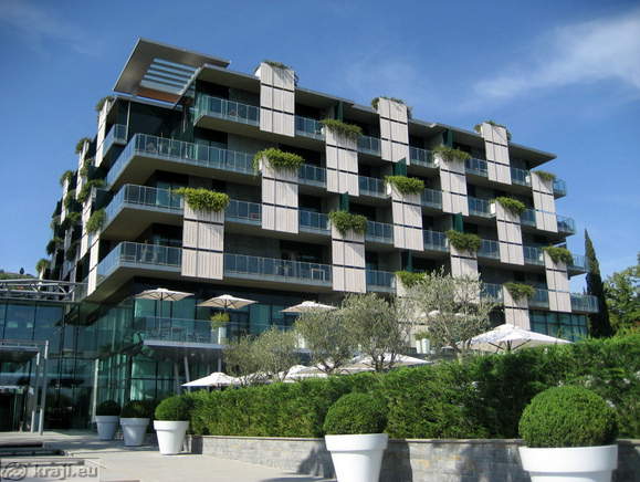 Kempinski Palace Portoroz Hotel - Modern part with outside pool