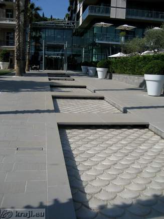 Promenade in front of the entrance