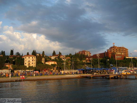 Beach <br> View of the beahc from the pier