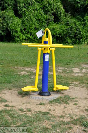 Ena od naprav na fitnessu na prostem na rtu Seča