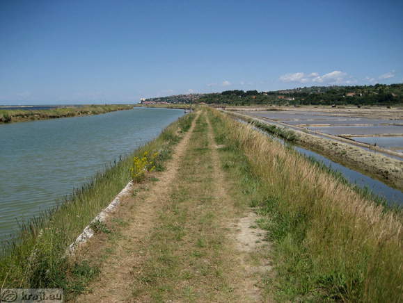 Circular footpath near Grande - Drnica Channel