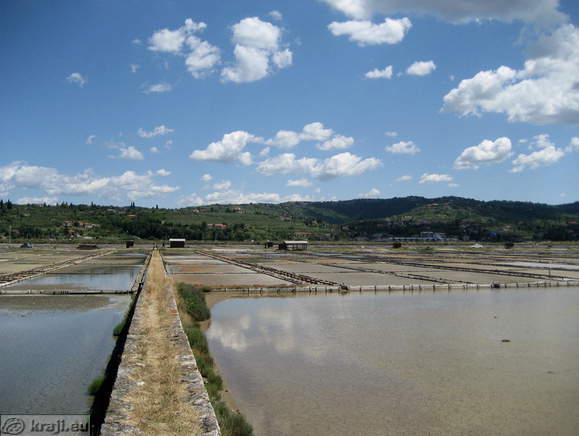 Footpath along salt-fields to the demonstration of salt-making