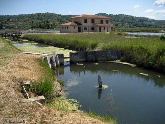 Pogled na trgovino s poti proti prikazu pridelave soli