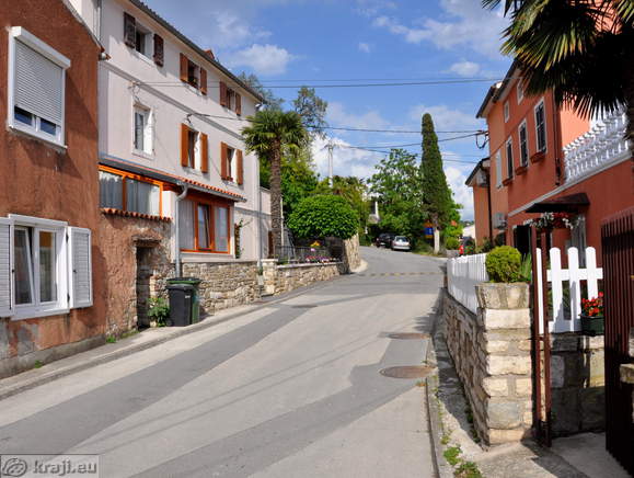 Cesta proti cerkvi sv. Martina in samostanu Krog
