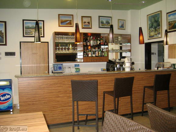 Bar v stavbi Letališča Portorož