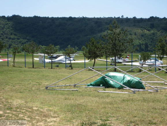 Letala ob letališki stezi