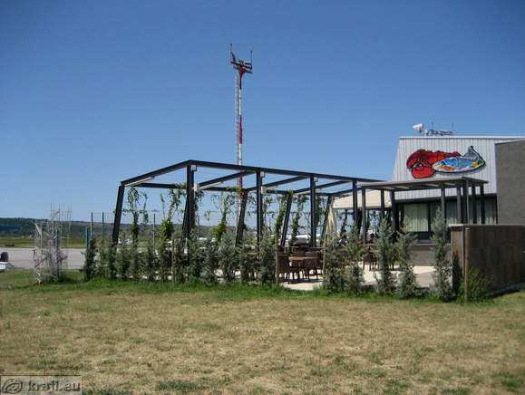 Zunanji del restavracije na aerodromu