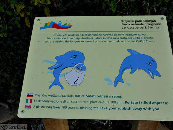 Informativna tabla - Najdaljši odsek ohranjene naravne obale v Tržaškem zalivu in da se plastična vrečka razkraja 100 let