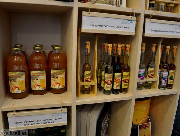 Domači jabolčni sok in žgane pijače