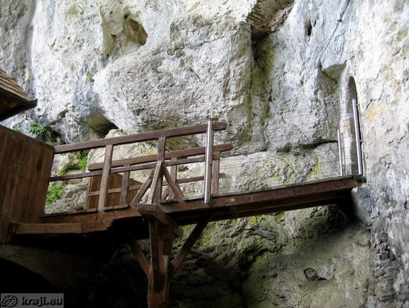 Dvižni most v jamski grad
